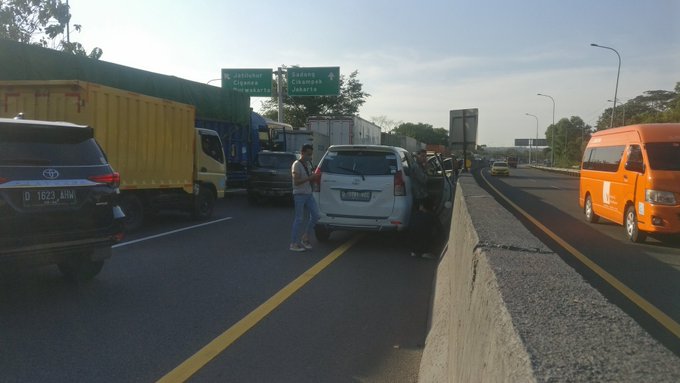 Tol Purbaleunyi KM 84 arah ke Bandung macet. Imbas kecelakaan di Jatiluhur KM 83+600 arah ke Jakarta, dalam penanganan petugas. (@mas_karyo_mas)